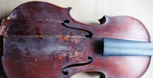 sehr renovierungsbedürftige Geige